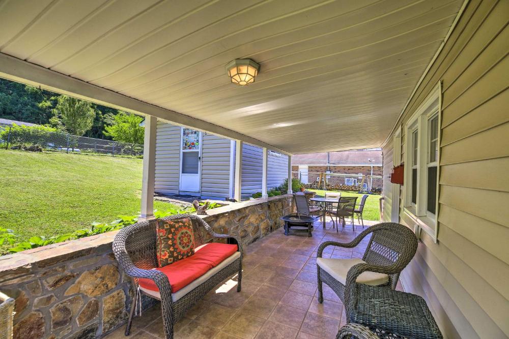 Cozy Damascus Cottage with Porch and Trail Access!
